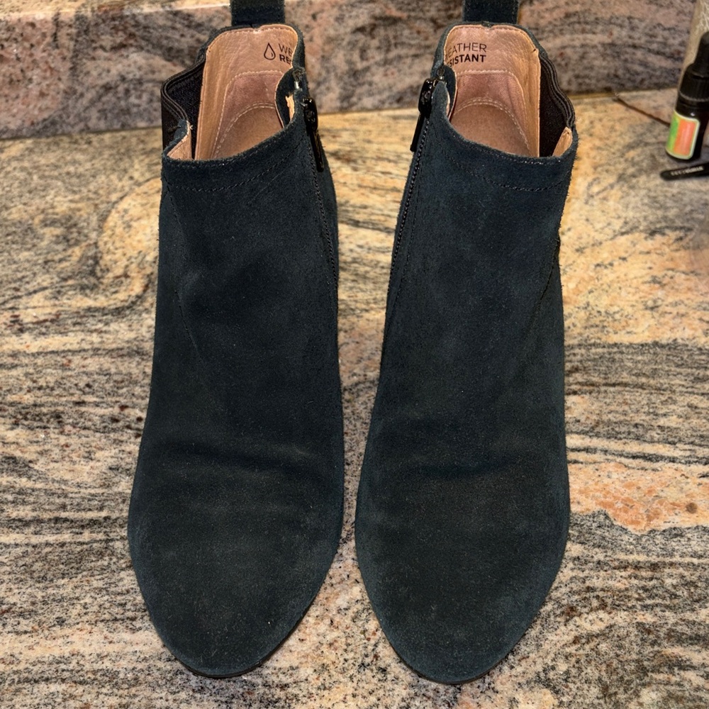 Vionic Dark Green Suede Ankle Booties size 7